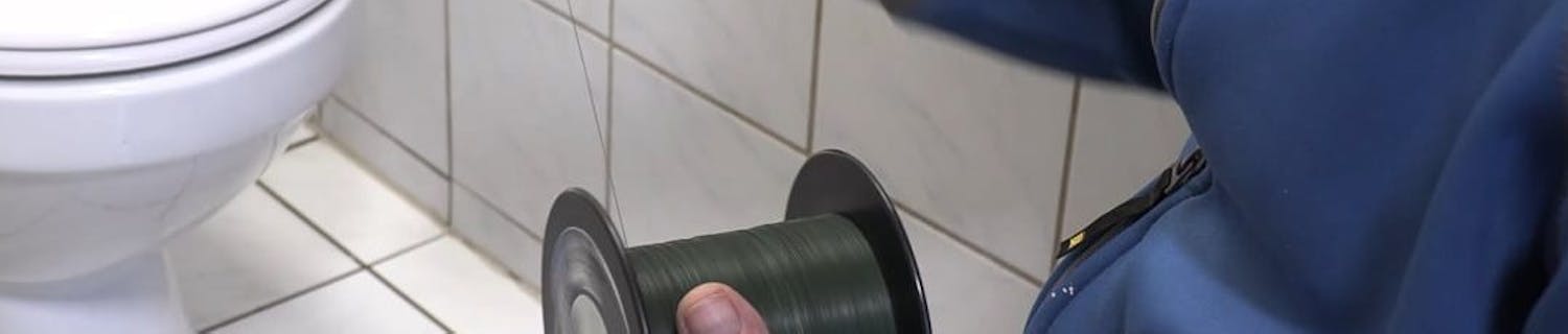 Använd fiskelina till den fastlimmade toaletten Använd fiskelina till den fastlimmade toaletten
